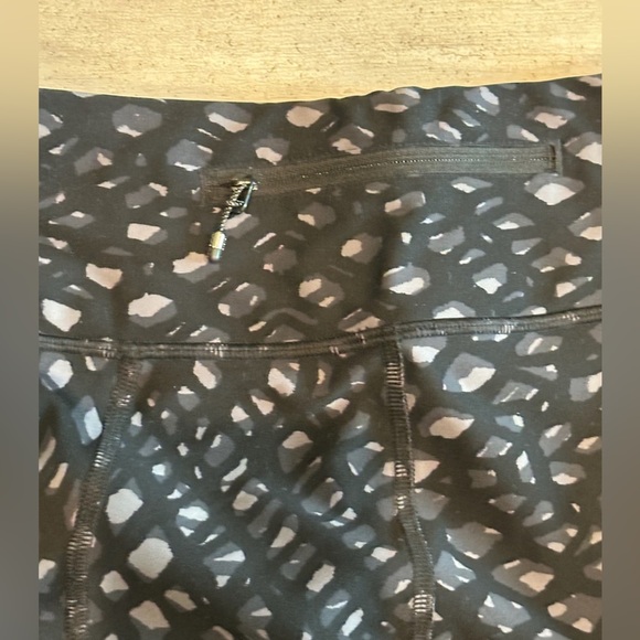 Lululemon leggings near new condition. Size 2 but will fit a 4 or slim 6 - Picture 4 of 6